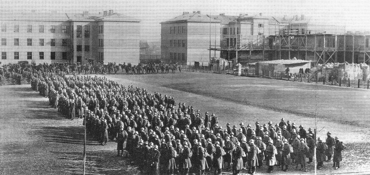Posledními "obyvateli" "Masaryček" před působením RETROMĚSTEČKA... byl 131. smíšeného dělostřelecký oddíl. Výzbroj tvořily houfnice vzor 77 známé pod označením Dana. Přestěhován do Jínců, kde působí dodnes.
Více zde: https://www.retromestecko.cz/retromestecka2/koreny-historie-mista/masarycky-karantena/