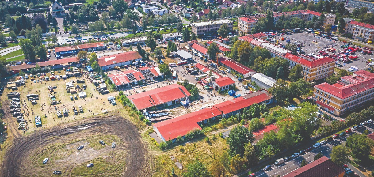 Náhled na areál akce RETROMĚSTEČKO (nejen) ČSLA, setkání hasičů a bezpečnostních složek v roce 2019. Tento projekt jsme zde uskutečnili celkem 11x do roku 2024, kdy začíná demolice prostor pro civilní využití. S akcí jsme se přetěhovali o 4 km do dalších bývalých kasáren Pardubice - Hůrka