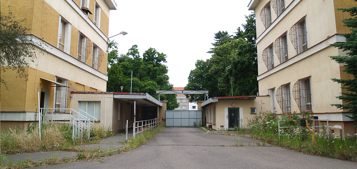 Vstupní brána pohledem zevnitř kasáren ve stejném roce.