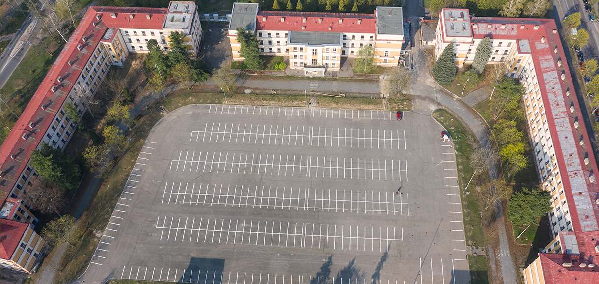 Pohled na "srdce" kasáren - nástupiště, lidově zvané "buzerplac"