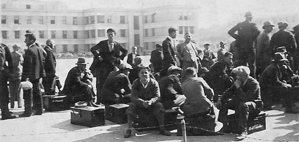 Zajímavé fotografie z prostor nádvoří "Masaryček". Pravděpodobně nábor do vojenské služby nebo parta dělníků pro dostavbu kasáren. (?)