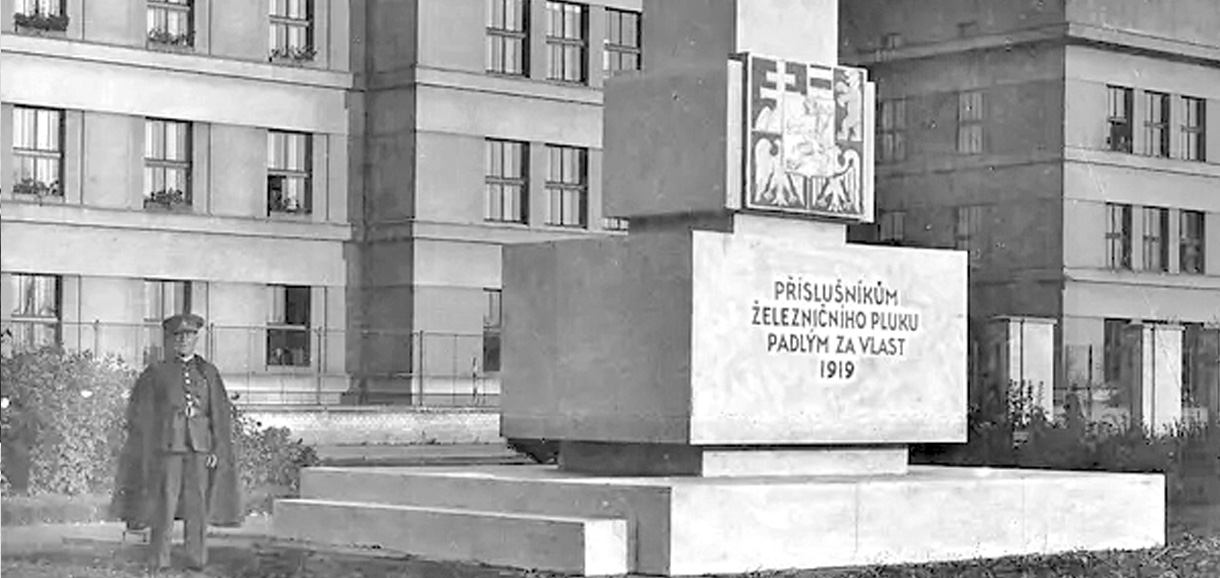 "Masaryčky". Monolit - památník obětem padlých za vlast (dobové foto). Umístěn v parku před vstupní branou. Zajímavostí je, že tento monolit je z jednoho kusu žuly a byl z lomu od Žamberka přepraven v rámci cvičení železničním plukem. Kolejiště se před vagonem vždy položilo a po posunu za vagonem rozložilo.